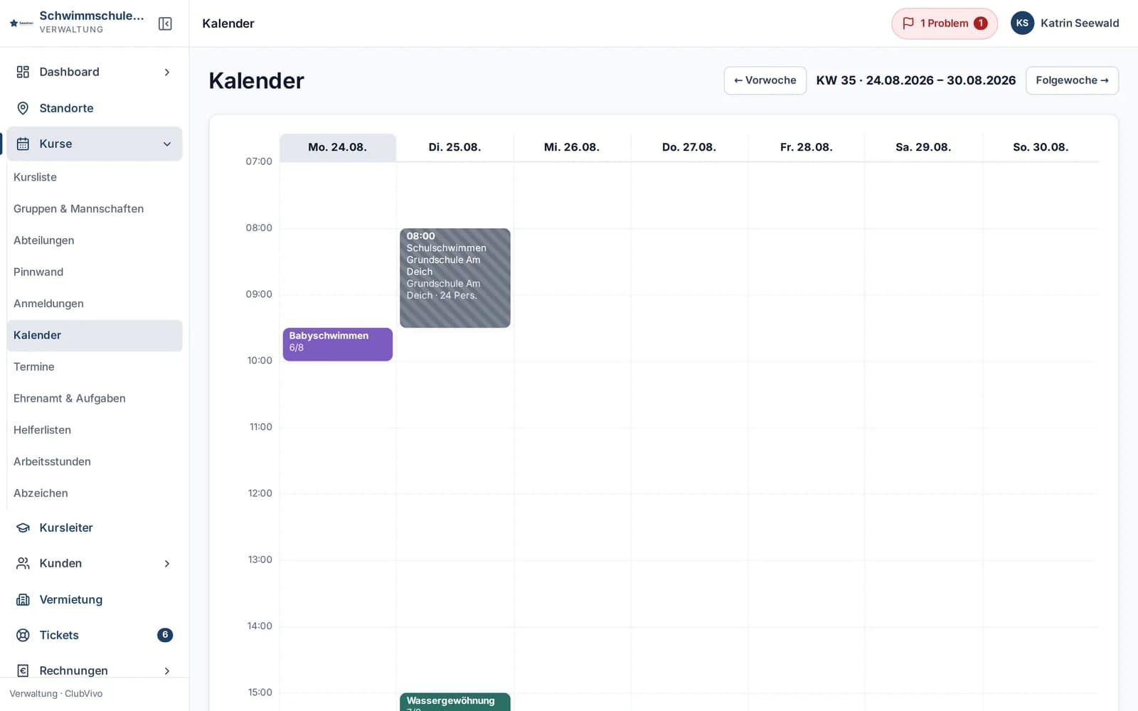 Wochenkalender der Verwaltung: Termine je Tag und Uhrzeit, farbig nach Angebot, mit Teilnehmerzahl.